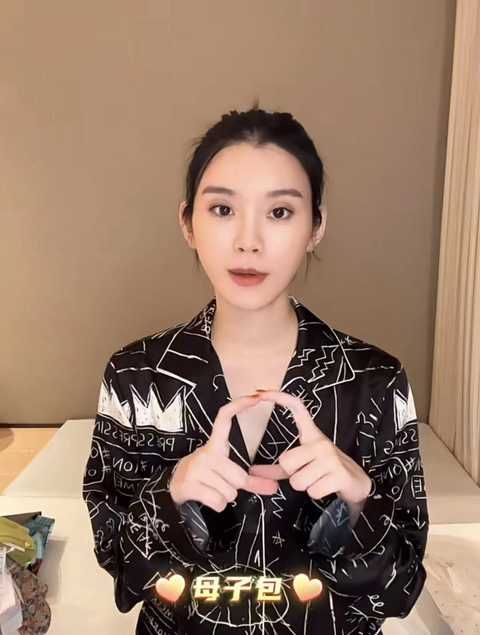 奚梦瑶才是女儿奴吧！晒为女儿买的同款包包，想到背亲子包就一脸幸