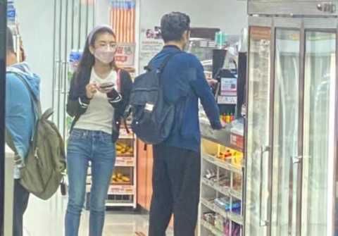 郭富城与妻子方媛逛便利店，打扮低调像路人，方媛素颜出镜状态