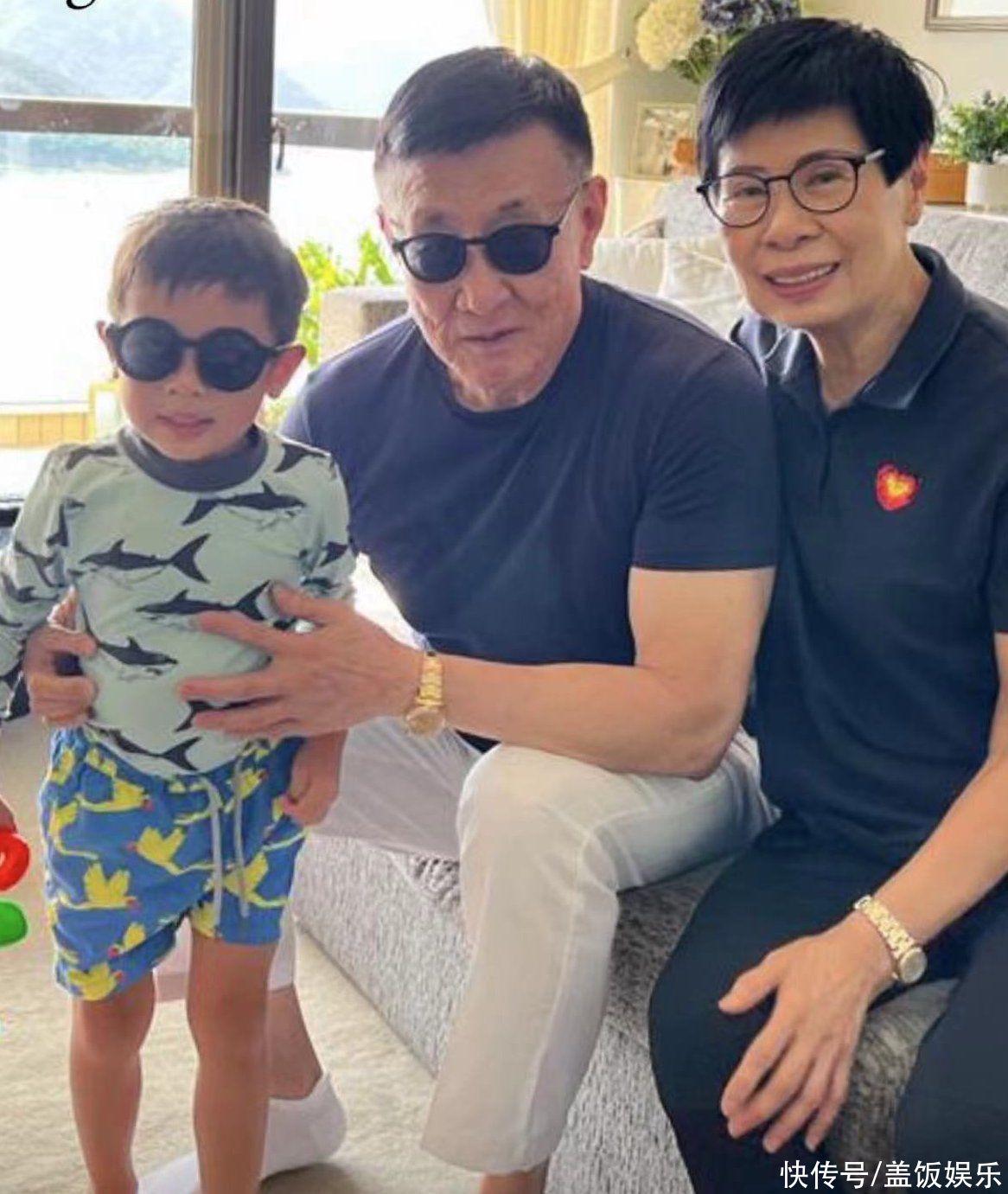 黎明前妻晒三代同堂照，父亲比富豪老公看着年轻，定居美国吃大餐