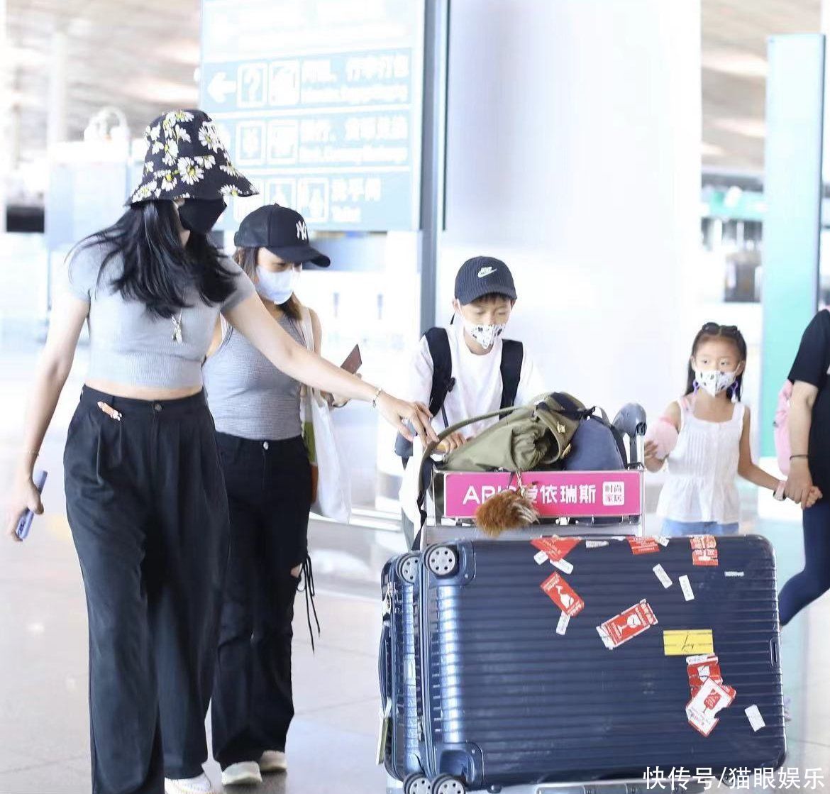 姚晨带儿女现身机场，5岁女儿乖巧身高喜人，儿子长相酷似爸爸