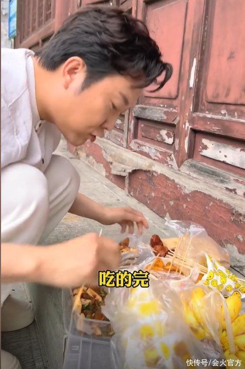 李玉刚为护食端盘子溜到角落，吃炸串香蕉好真实，网友直言接地气