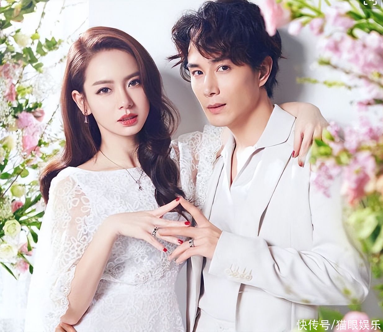 戚薇挺大肚带女儿参加聚会，穿蓬蓬裙孕肚明显，走路小心翼翼