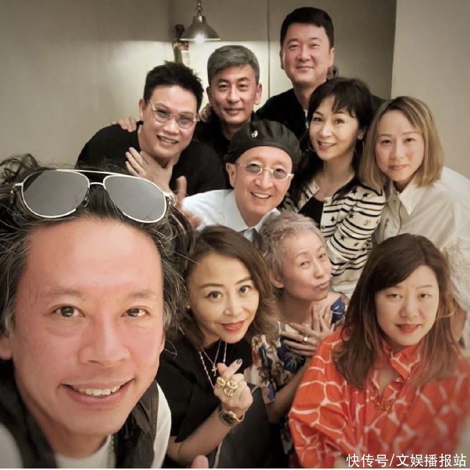 叶童携富豪老公参加聚会！59岁满头白发显老态，脸色通红疑似喝醉