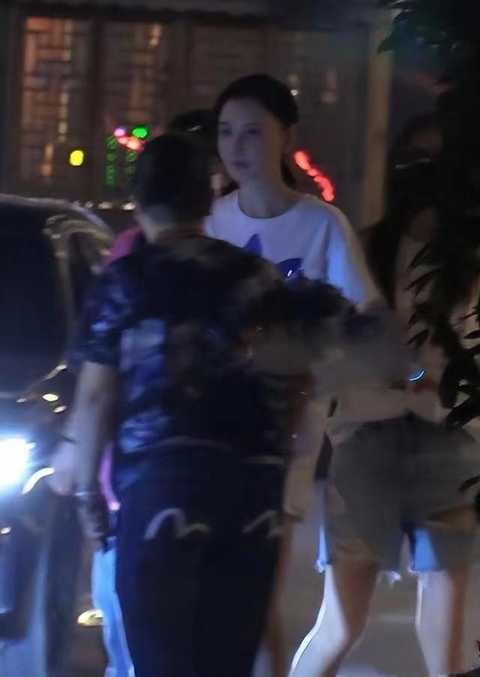 张萌外出与好友聚餐，老公罕见露面，一个小细节又甜又打动人