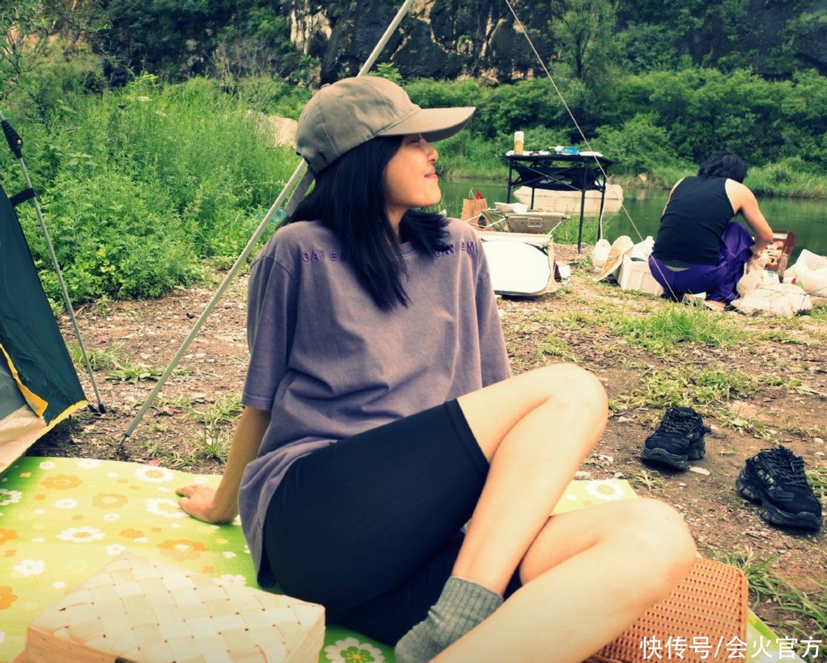 演员辛芷蕾秀游玩美照！素颜大笑毫不顾忌，下水捞鱼手法专业