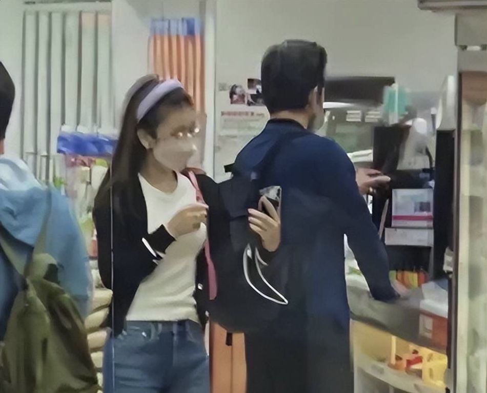郭富城与妻子方媛逛便利店 两人打扮低调十分接地气