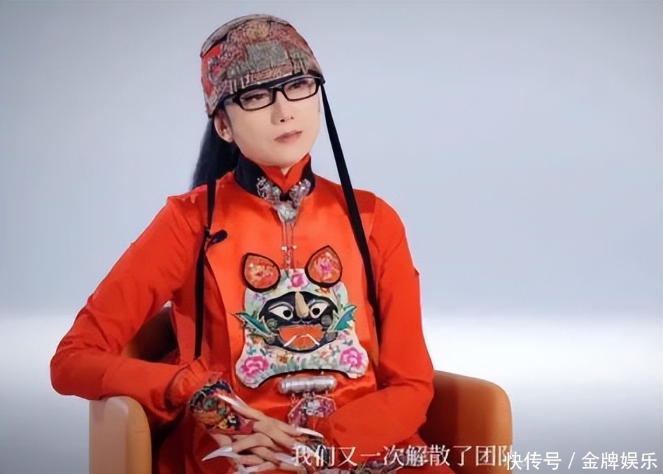 杨丽萍自曝舞团解散后，大家的生活艰难！有人送快递，有人摆地摊