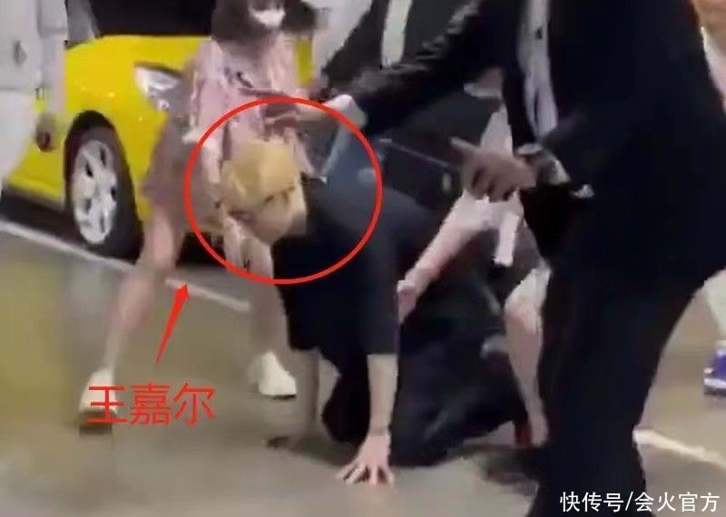 王嘉尔对泰国粉丝行跪拜礼，双手合十太虔诚，助理制止反被推开
