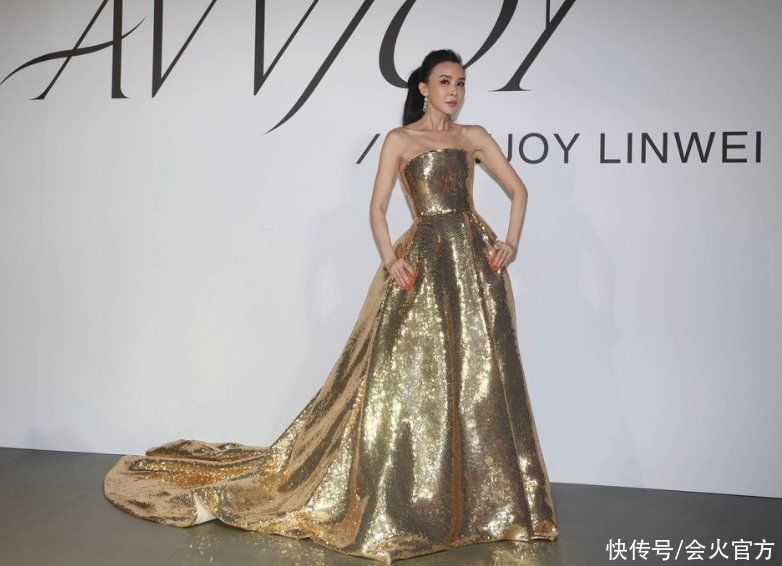 “美女”萧蔷走秀，戴鸽子蛋钻石显富贵，裙子太重双手提着走