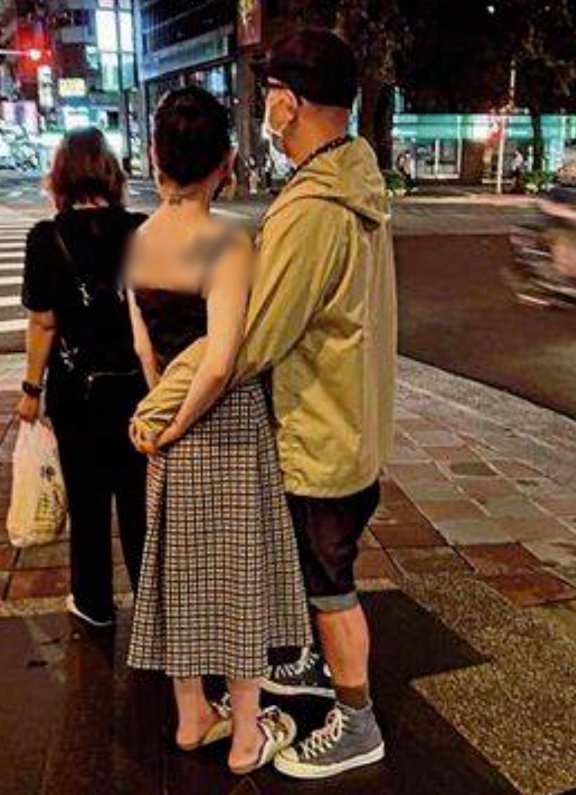 大S与具俊晔街头散步 十指紧扣羡煞旁人