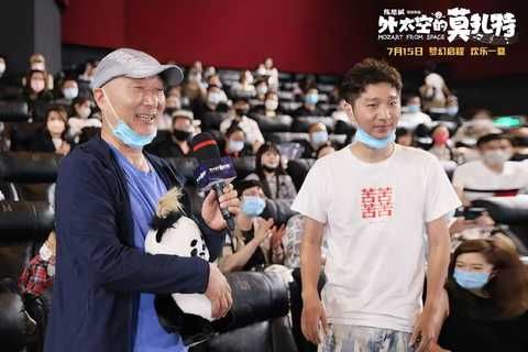 离婚也能大方相处，佟丽娅带儿子支持陈思诚新片，直呼思诚赞其有才
