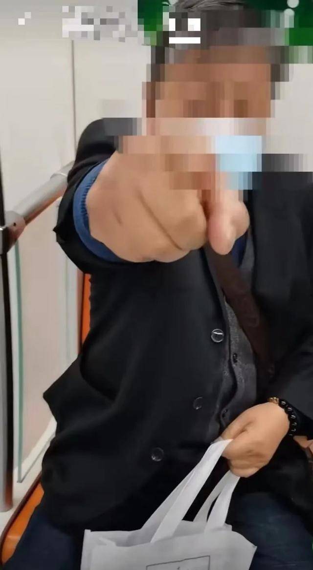上海，大爷地铁抢座，竟直接坐在年轻女子大腿上，醉翁之意不在酒