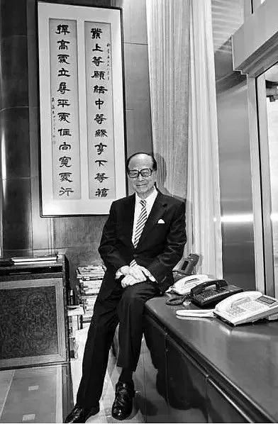 李嘉诚又跑了？！抛售英国千亿资产，李超人看到了什么