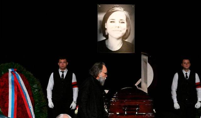 俄乌激战正酣，美官员在街头“离奇死亡”，普京已收沉痛噩耗