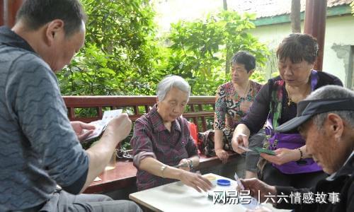 70岁老人的凄凉晚年：每月8千退休金，却在女儿家被当成“仇人”
