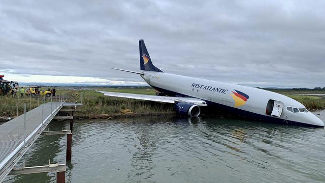 又出事！法国一架波音737飞机冲出跑道，坠入湖中！