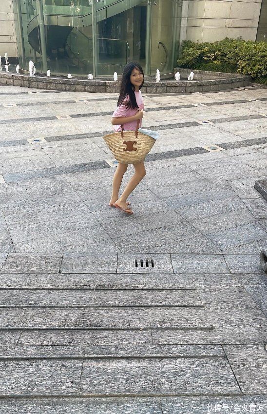 12岁王诗龄瘦到认不出！穿拖鞋炫出一双筷子腿，背五千小包气场大