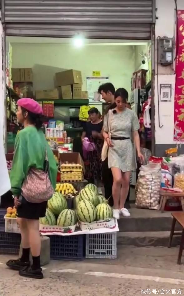 殷桃与黄晓明逛小卖铺，打扮清纯双腿纤细，男方跟在身后热情买单