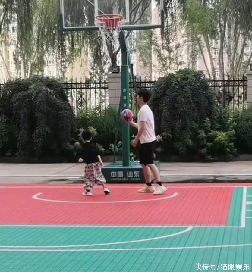 陈晓陪儿子打篮球，5岁小星星眉清目秀像爸爸，双手抱球萌态十足