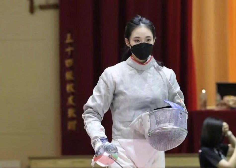 小S女儿参加击剑比赛 扎高马尾又美又飒