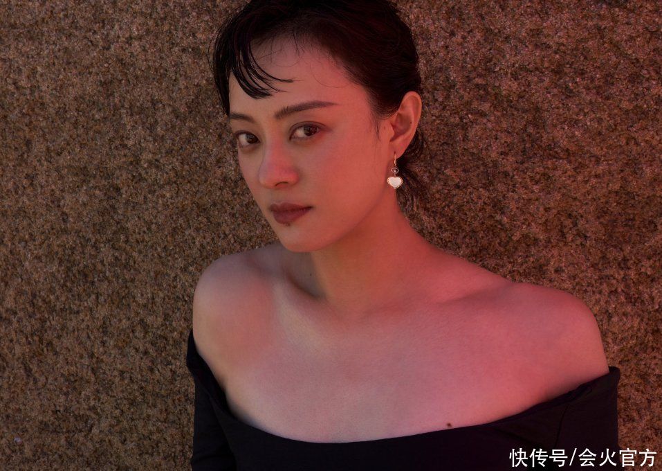 孙俪穿海边露肩装拍照！光脚侧卧在礁石上，腰围超细堪比巴掌大