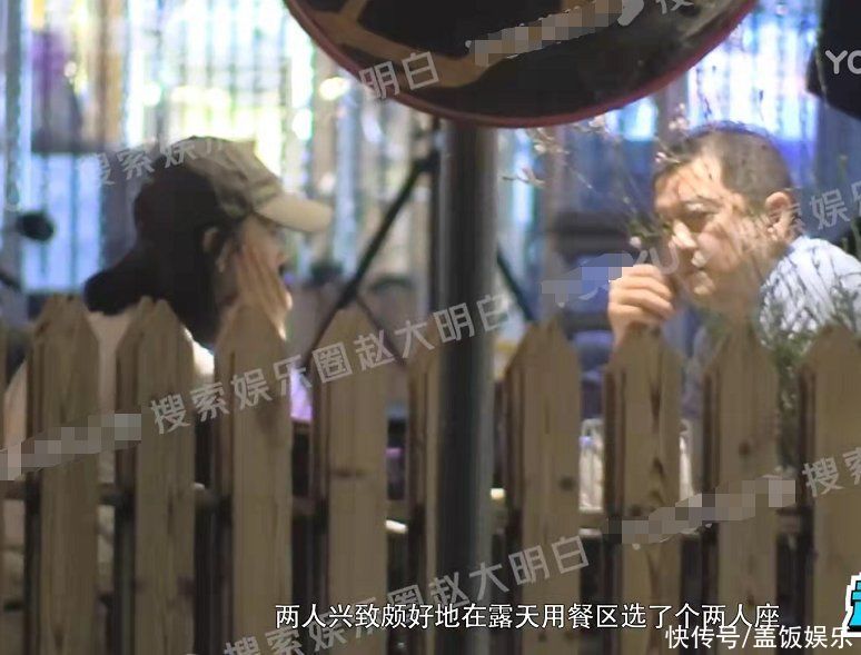 李亚鹏带二婚妻子外出，金喜痴看丈夫变望夫石，皮肤水嫩似少女