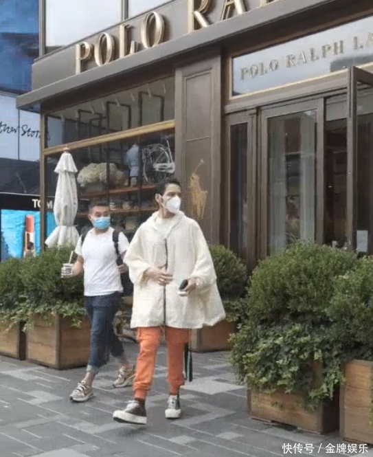 负面新闻缠身的向佐终于现身了！与好友一起逛街，心情倒是不错