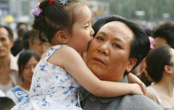 扮演毛主席的女演员，因和毛主席长太像，丈夫儿子感到很苦恼