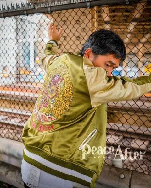 梁朝伟穿衣服不剪吊牌是为何？最新写真公开，蓝色卫衣显年轻