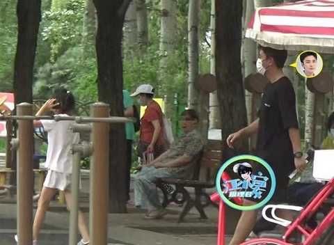 贾乃亮带甜馨逛公园，女儿走在前面打电话，老父亲默默跟随