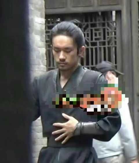 易烊千玺《满江红》路透，黑衣胡渣造型像“莽汉”，网友直呼认不出