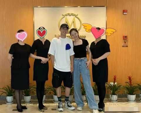 苗苗二胎产后恢复好快！轻松驾驭露脐装，霸气搂郑恺肩膀合照
