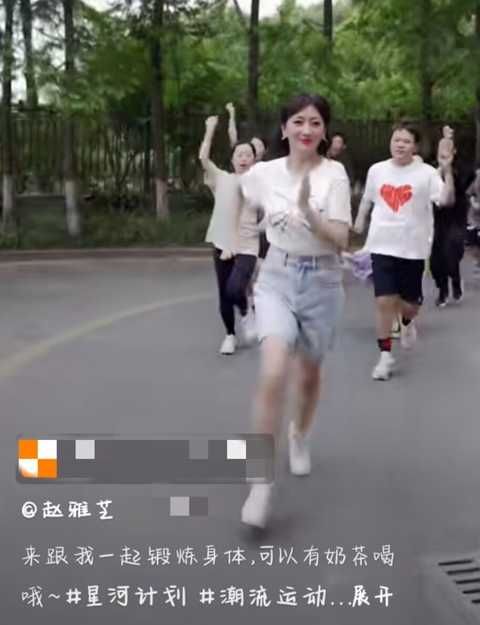 赵雅芝踩厚底高跟鞋跑步，不惧高温健步如飞，坚持运动也不忘喝奶茶