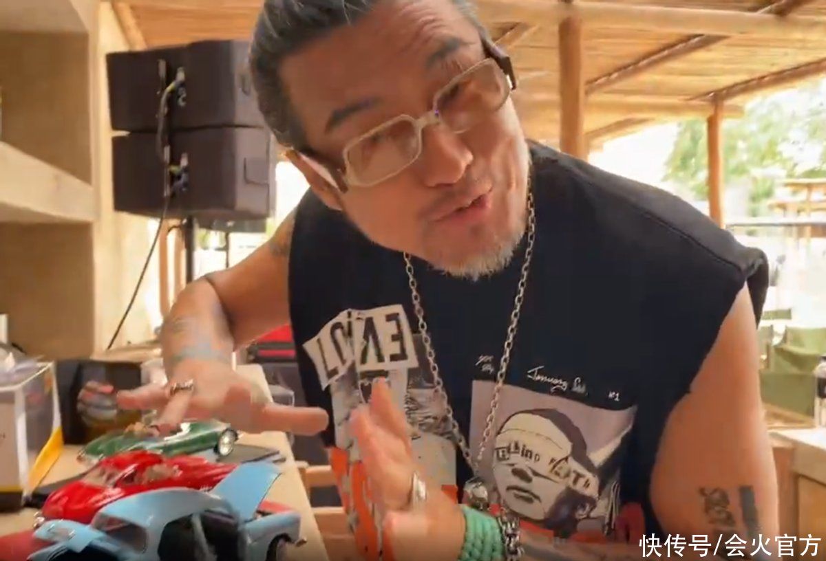 59岁孙兴在内地开民宿！胡子花白手臂上大片纹身，身后名酒抢镜