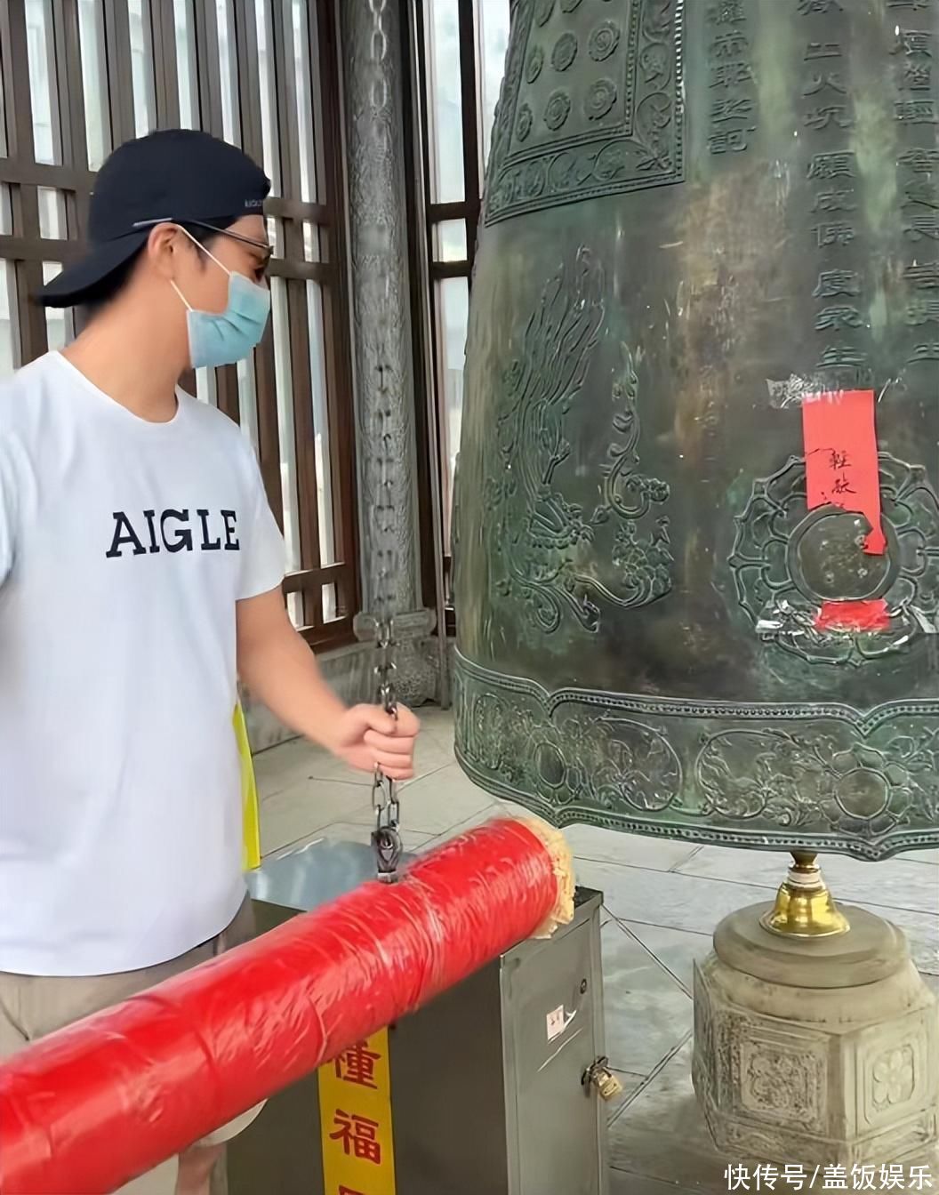 31岁何超莲疑未婚先孕，挺皮球大肚现身寺庙敲钟，窦骁小心呵护