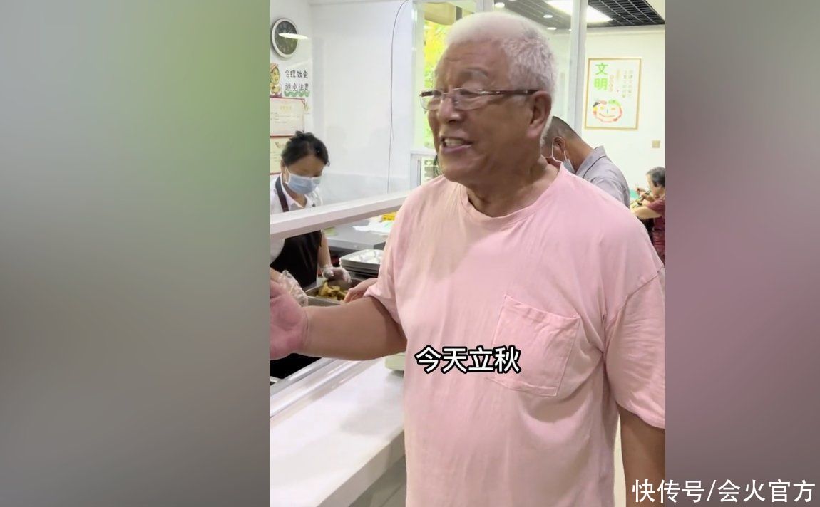 77岁戏骨张洪杰住养老院，排队领饺子兴奋作诗，引众人欢呼鼓掌