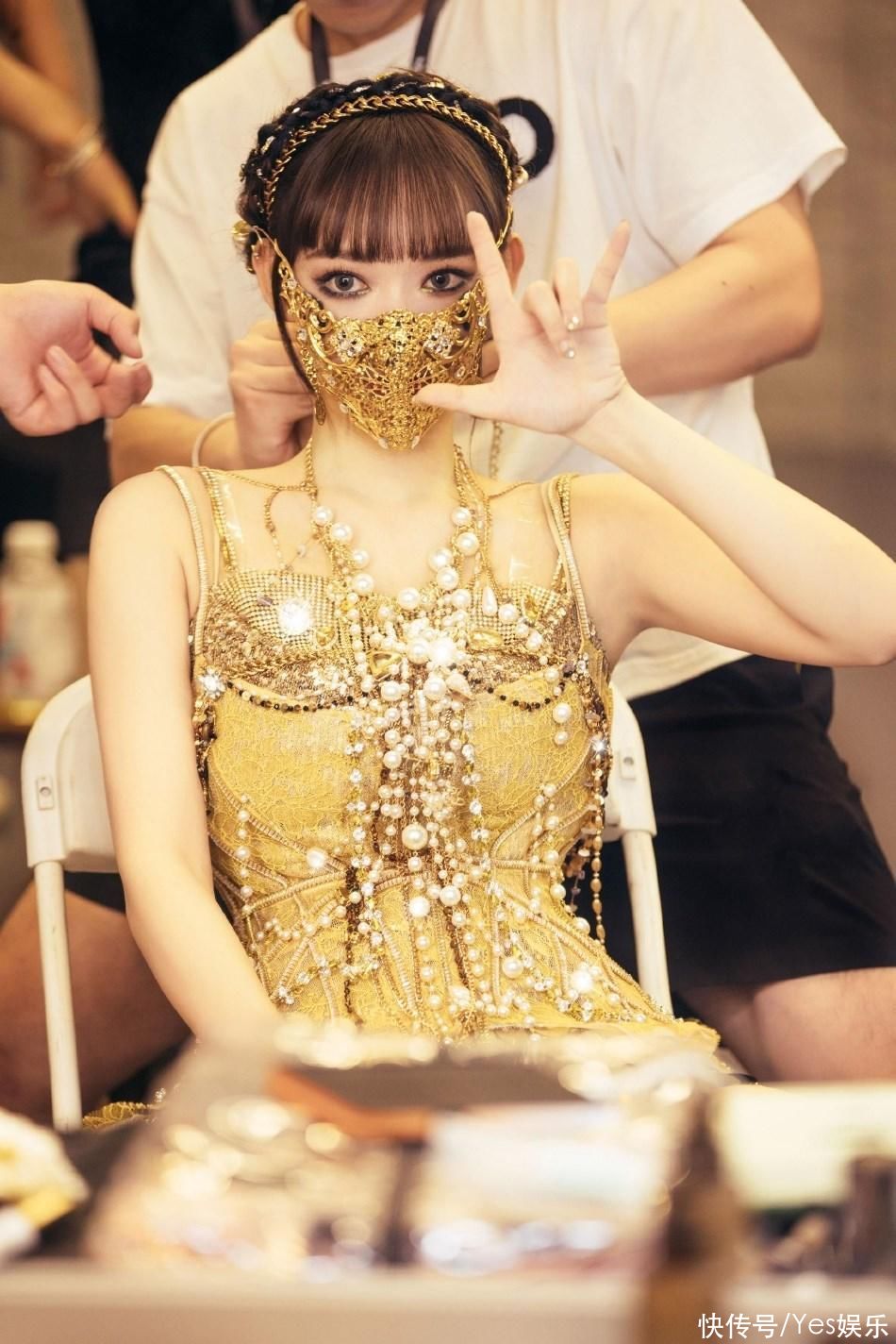 程潇金色亮片裙蒙面好迷人 眼神勾魂夺魄似湖中女妖