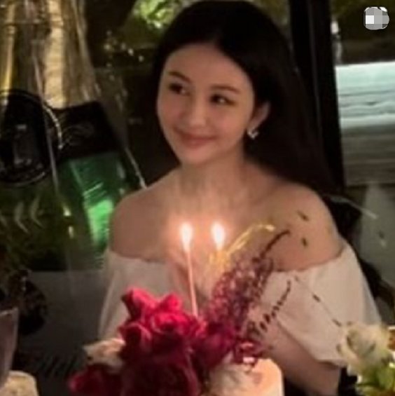 21岁沈月办生日宴，越长越美很像妈，邱淑贞疑似在旁唱歌