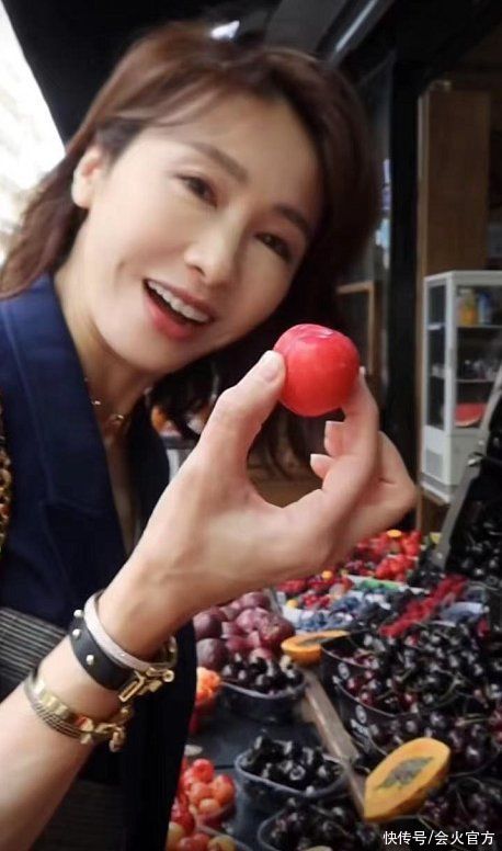 “阔太”黎姿路边摊买水果！胳膊上戴满品，一个全钻镯子23万
