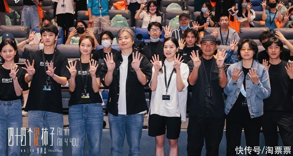 《四十四个涩柿子》口碑首爆 袁泉辛芷蕾周一围推荐青春佳作