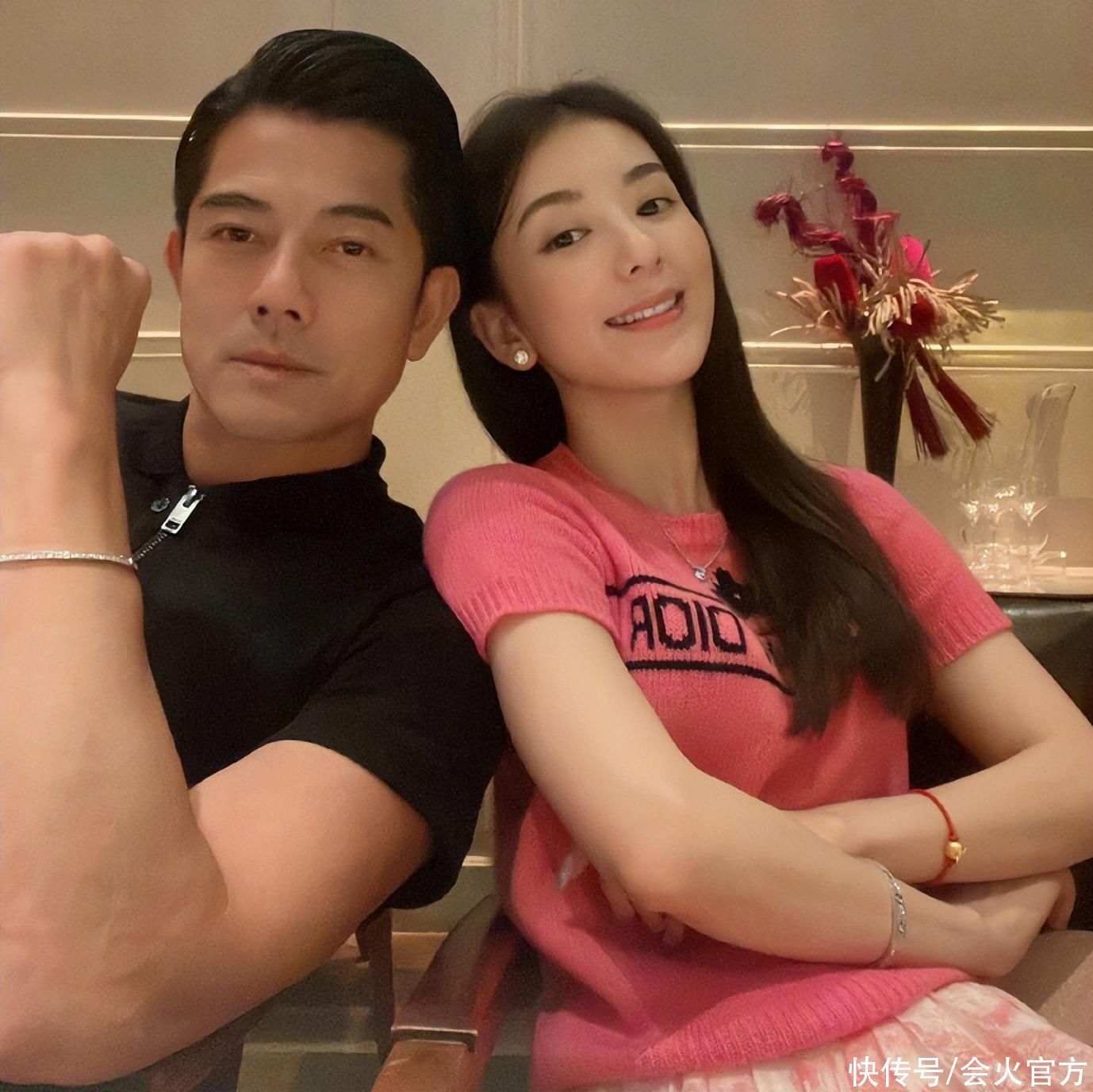 郭富城高调为老婆庆生！戴35万情侣手镯好恩爱，岳父母打扮太简朴