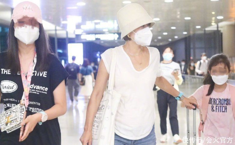 马伊琍带俩女儿现身机场！穿拖鞋打扮朴素，14岁爱马身高超过妈妈