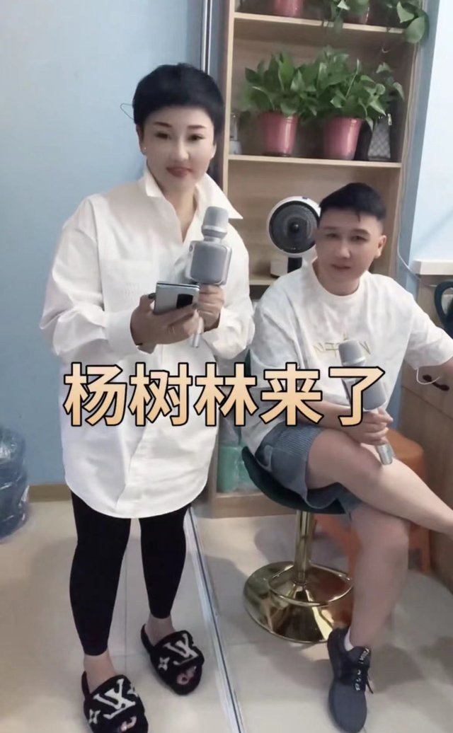 胖丫出狱后和杨树林首同框，女方暴瘦变化大，老公跷二郎腿笑开怀
