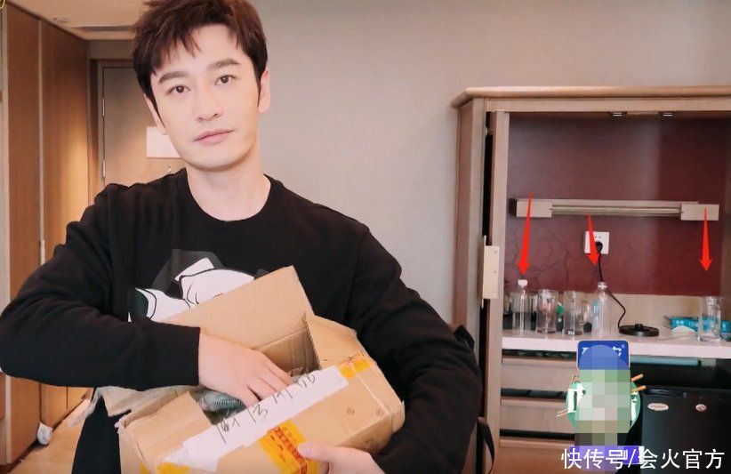 黄晓明穿8千上衣录节目！满地纸盒子接地气，身后摆一排水瓶子
