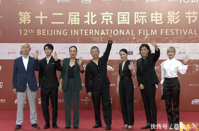 北影节红毯：张天爱直角肩抢镜，李宇春内搭长裙，陈都灵晕妆了