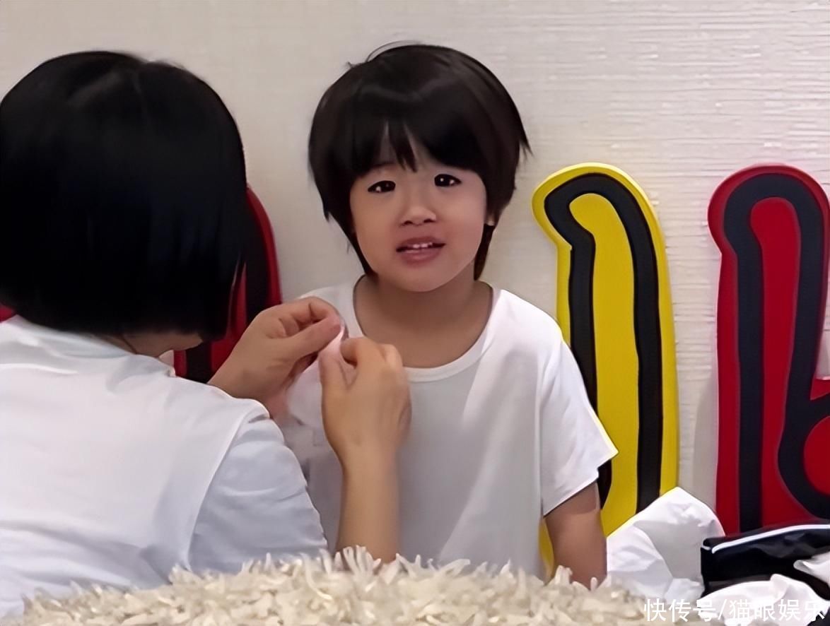 姜潮晒儿子近况视频，不让妈妈离开哭成小泪人，眼睛明亮神似爸爸