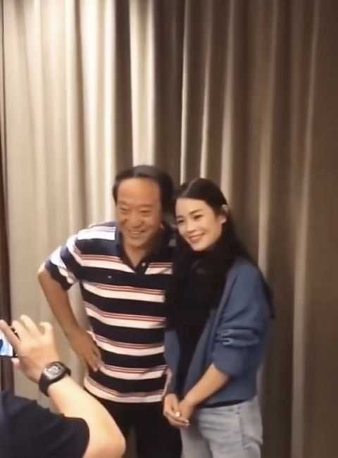 相声演员牛群近况，现身饭局与女粉丝合影，不会用智能手机略显无措