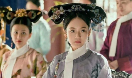 她13岁被纳入后宫，深受皇宠，与令妃相抗衡