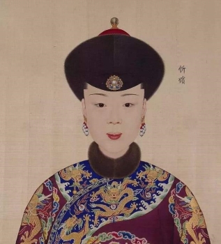 她13岁被纳入后宫，深受皇宠，与令妃相抗衡